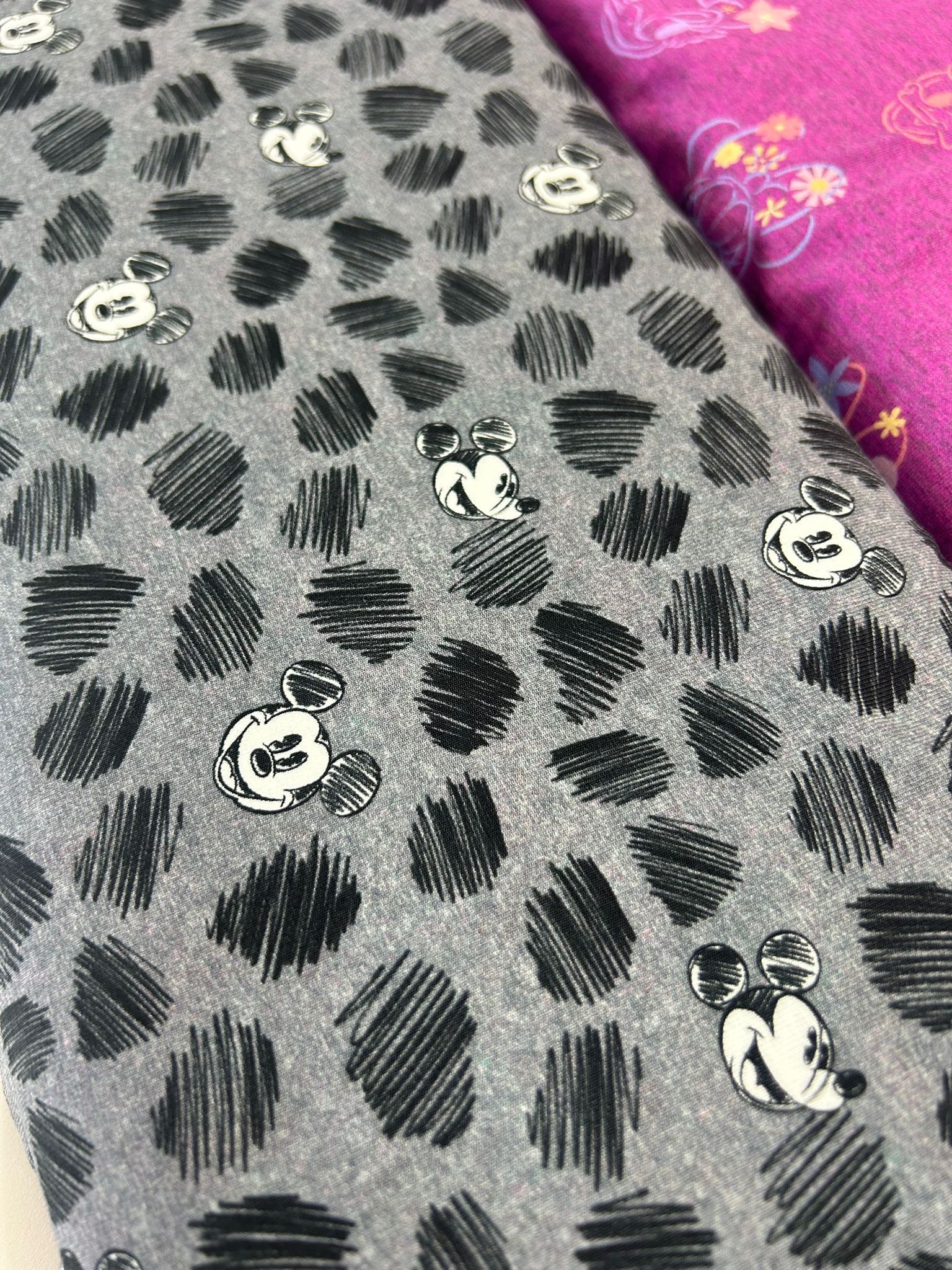 Mickey-Print auf Grau